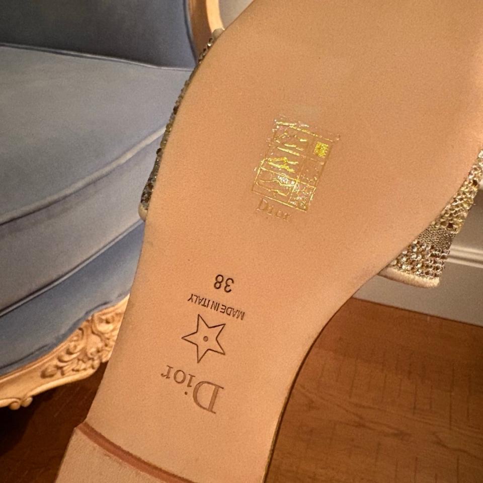 Dior Dway Slide
Cotton Embroidered with Metallic Thread and Gold-Tone Strass KCQ209LCS_S62K-duoc-ban-tai-HVIP Shoes & Clothes