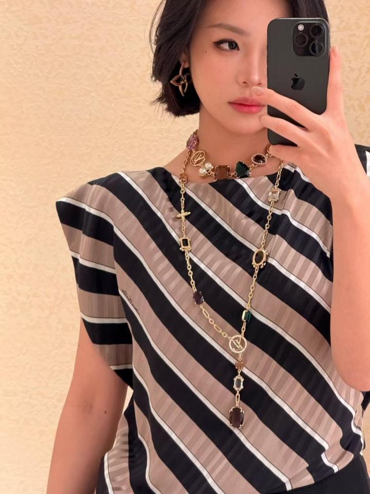 Louis Vuitton 1AHHKF
Fashion Show
Asymmetrical Striped Top-duoc-ban-tai-HVIP Shoes & Clothes