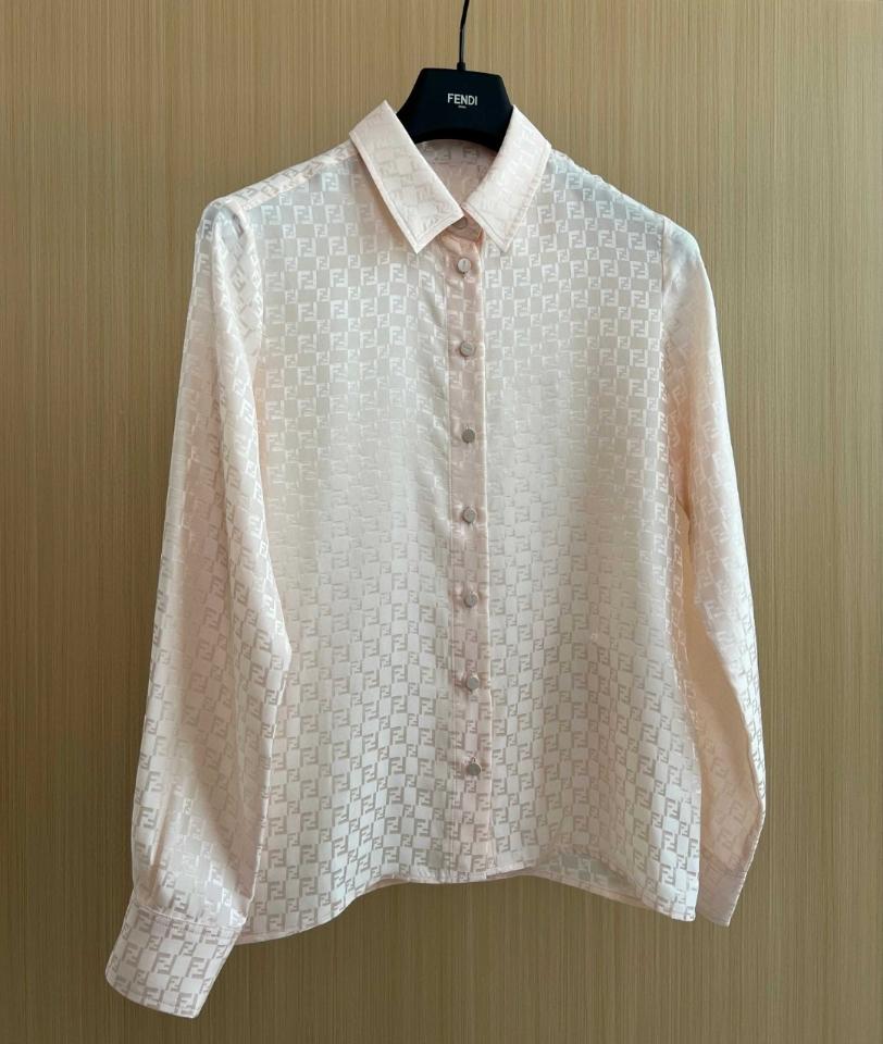 Fendi Shirt
Pink FF silk shirt FS8257AUQGF1RX0-duoc-ban-tai-HVIP Shoes & Clothes
