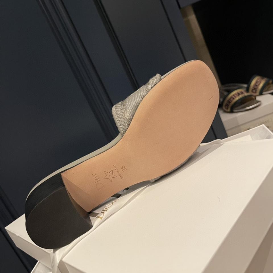 Dior Dway Heeled Slide
Gray Embroidered Cotton KCQ915ERC_S56B -duoc-ban-tai-HVIP Shoes & Clothes