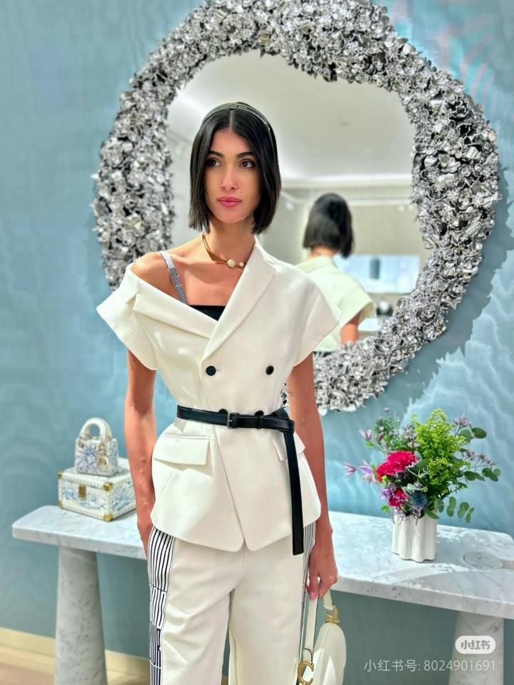 Dior Asymmetric Short-Sleeved Jacket with Belt
White Silk and Cotton Faille
521V80A7050_X9000-duoc-ban-tai-HVIP Shoes & Clothes