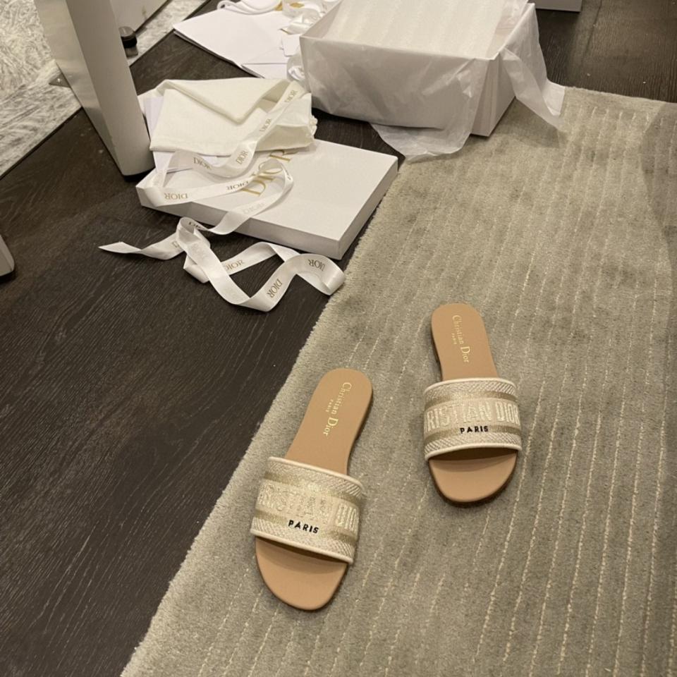Dior Dway Slide
Deep Blue Embroidered Cotton KCQ166ERC_S56B Sao chép-duoc-ban-tai-HVIP Shoes & Clothes