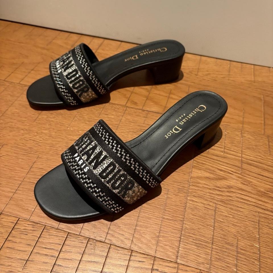 Dior Dway Heeled Slide
Black Cotton Embroidered with Metallic Thread and Silver-Tone Strass
KCQ860CHS_S900-duoc-ban-tai-HVIP Shoes & Clothes