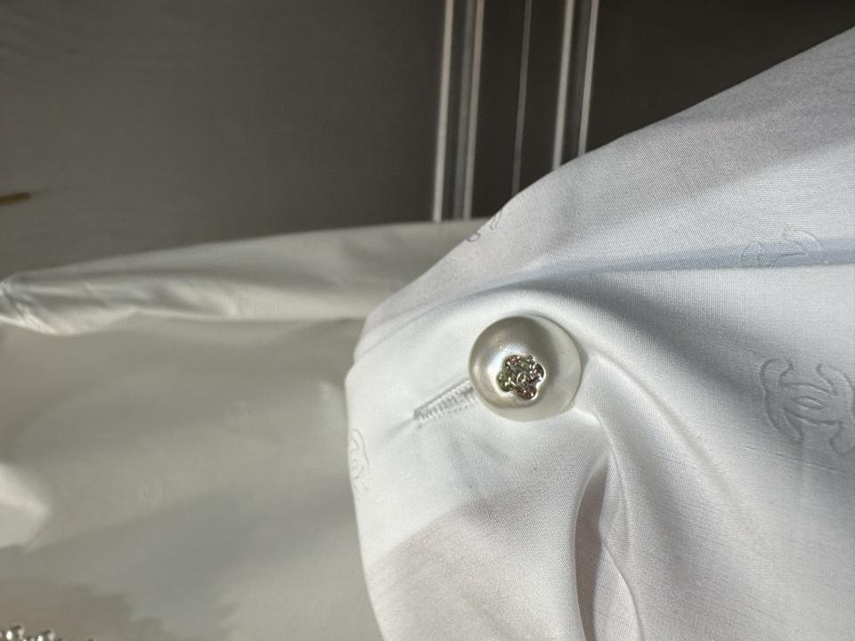Chanel Blouse
 
Cotton Poplin & Imitation Pearls 
White P78988-V70860-00100-duoc-ban-tai-HVIP Shoes & Clothes