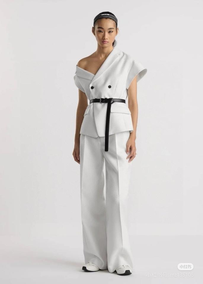 Dior Asymmetric Short-Sleeved Jacket with Belt
White Silk and Cotton Faille
521V80A7050_X9000-duoc-ban-tai-HVIP Shoes & Clothes
