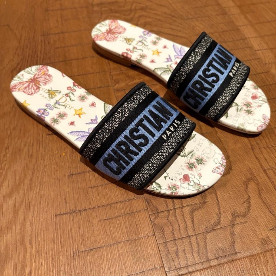 Dior Dway Slide 
Embroidered blue Cotton and White Multicolor Toile de Jouy Papillon Motif KCQ209ECT-duoc-ban-tai-HVIP Shoes & Clothes