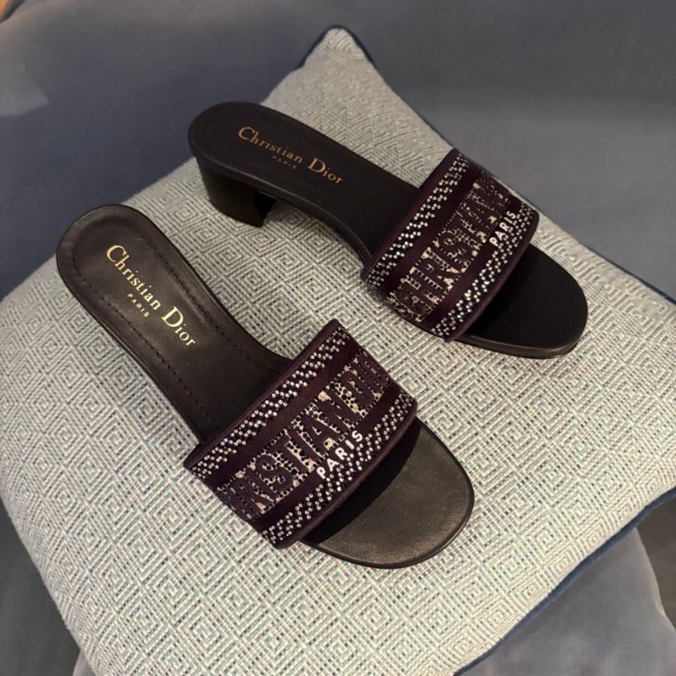 Dior Dway Heeled Slide
Black Cotton Embroidered with Metallic Thread and black-Tone Strass
KCQ860CHS-duoc-ban-tai-HVIP Shoes & Clothes