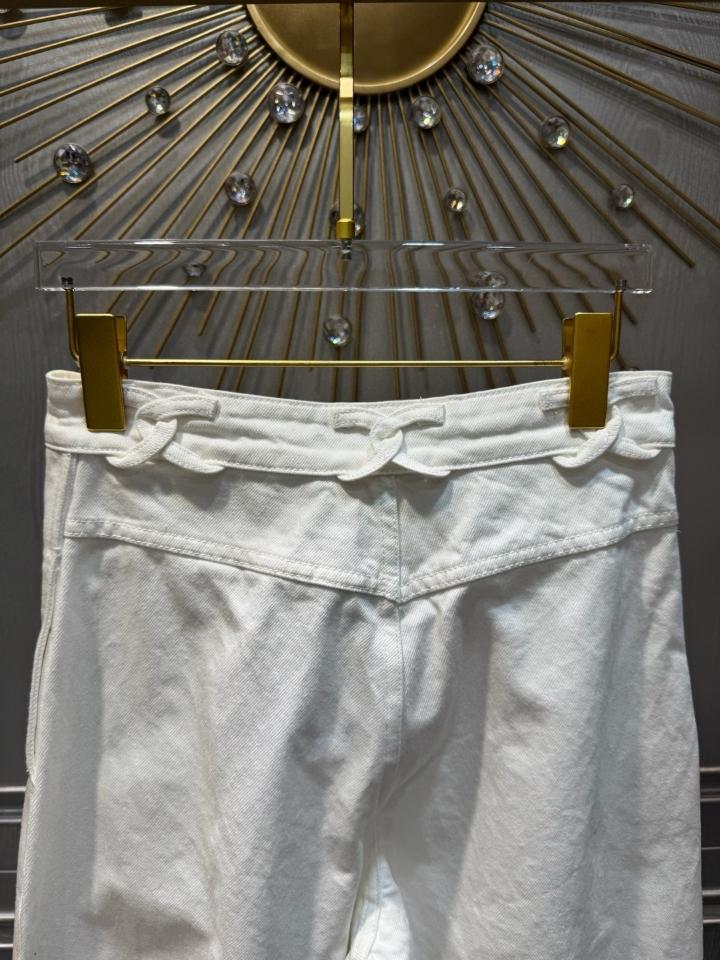 Chanel Jeans
 
Washed Denim 
White P79083-V71308-NADKJ-duoc-ban-tai-HVIP Shoes & Clothes