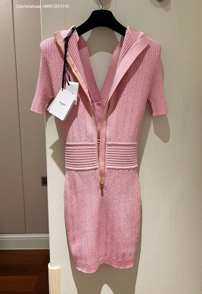 BALMAIN
V-Neck Short-Sleeve Strong-Shoulder Pointelle Knit Mini Dress pink CF0R6032KF24 V3-duoc-ban-tai-Hvip Bags & Accessories