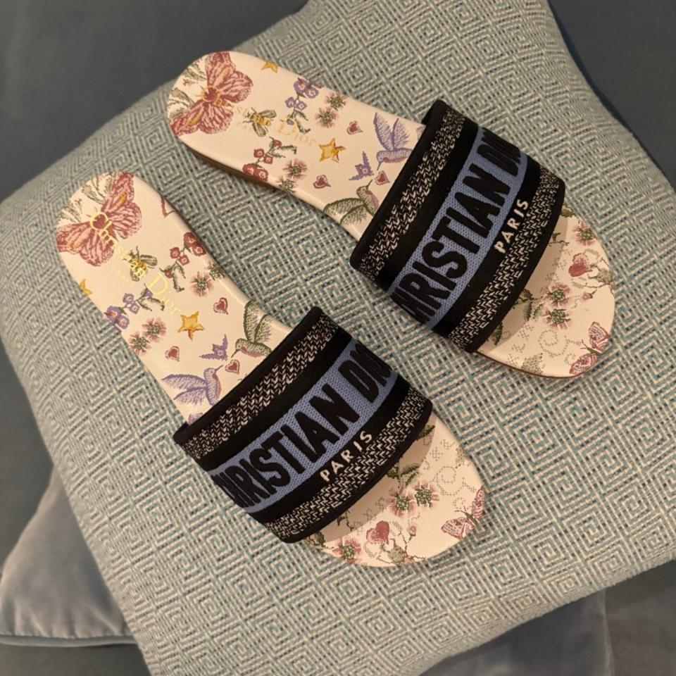 Dior Dway Slide 
Embroidered blue Cotton and White Multicolor Toile de Jouy Papillon Motif KCQ209ECT-duoc-ban-tai-HVIP Shoes & Clothes