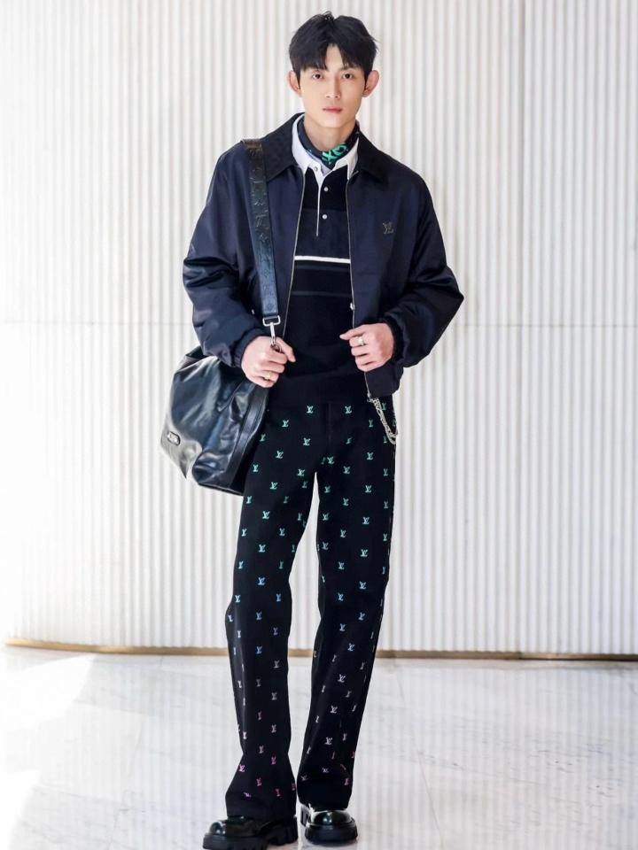 Louis Vuitton 1AGTH7
LV Blason Gradient Embroidered Denim Skate Pants-duoc-ban-tai-HVIP Shoes & Clothes