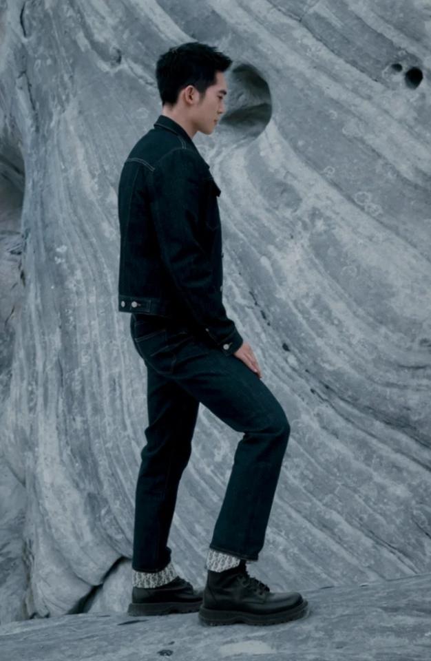 Dior Slim-Fit Dior Oblique Jeans
Blue Raw Cotton Denim 193DS10J374X_C580-duoc-ban-tai-HVIP Shoes & Clothes
