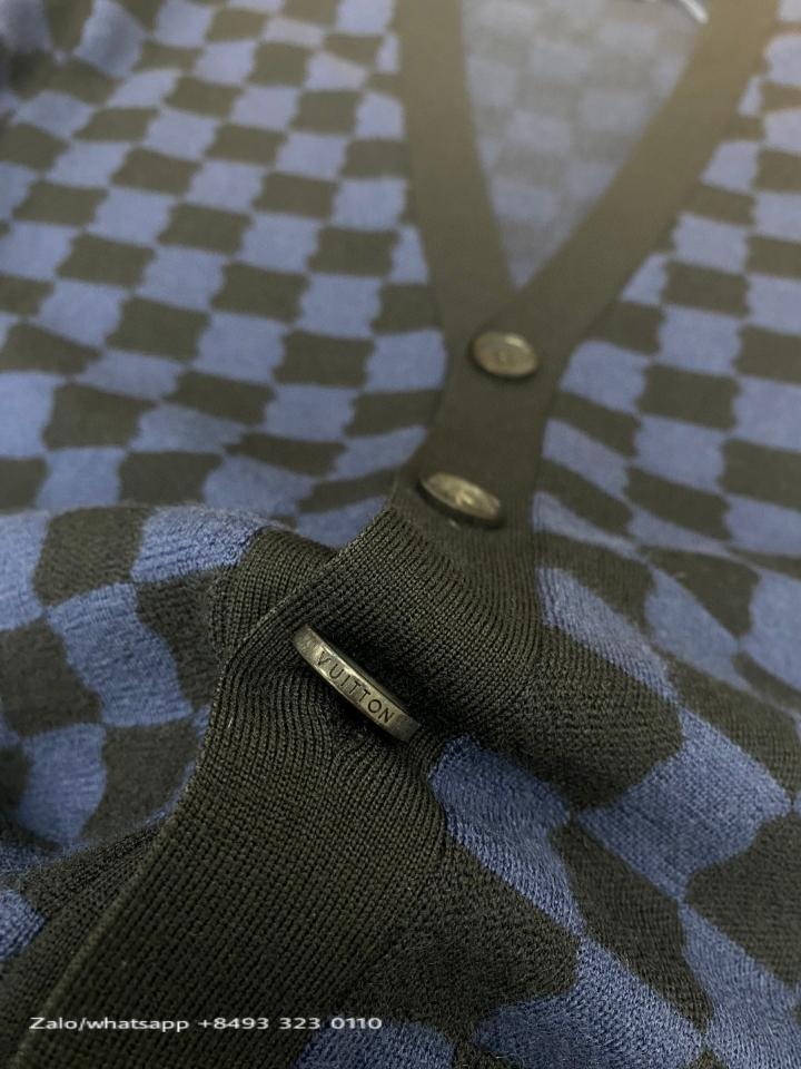 Louis Vuitton 1AFJRX

Wool Cardigan

Tur-duoc-ban-tai-Hvip Bags & Accessories