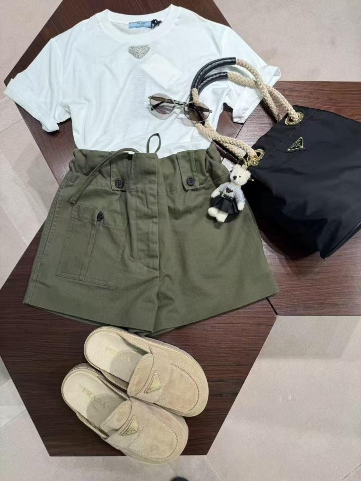 Prada
chevron shorts in khaki green-duoc-ban-tai-HVIP Shoes & Clothes