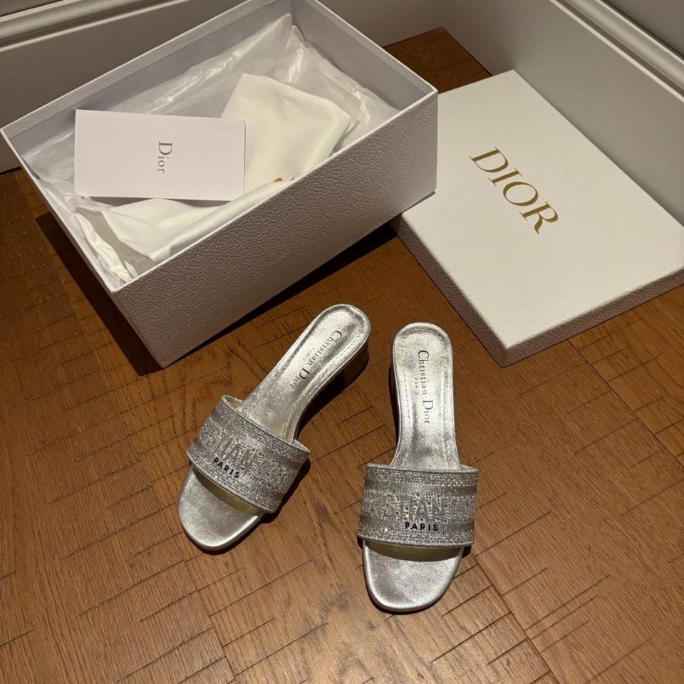 Dior Dway Heeled Slide
White Cotton Embroidered with Metallic Thread and white-Tone Strass
KCQ860CHS-duoc-ban-tai-HVIP Shoes & Clothes