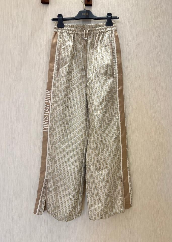 Dior Flared Pants
Beige Technical Jacquard Taffeta with Dior Oblique Motif 447P58A2970_X1827-duoc-ban-tai-HVIP Shoes & Clothes