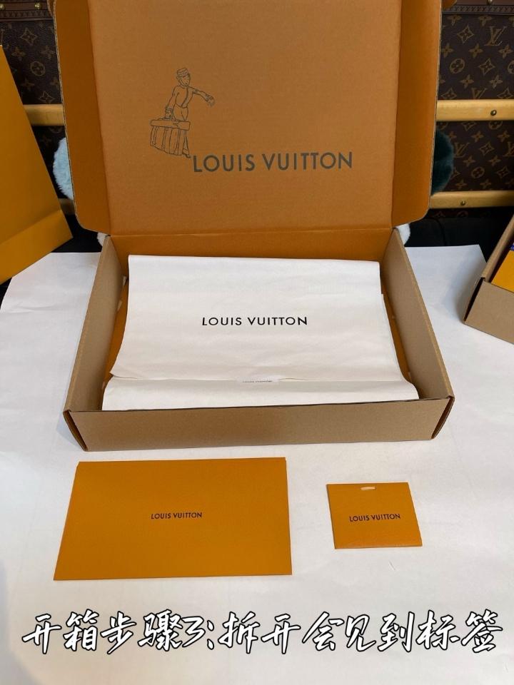 Louis Vuitton 1AHUUM
Monogram Gradient T-Shirt 1-duoc-ban-tai-HVIP Shoes & Clothes
