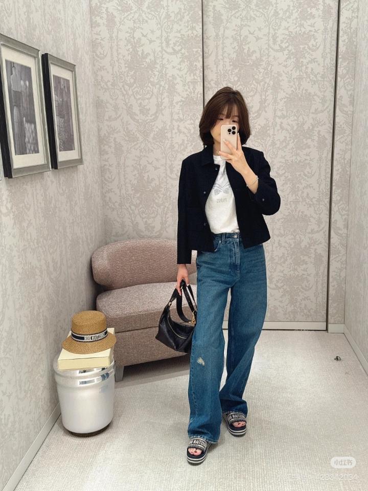Dior Flared Jeans
Blue Stonewashed Cotton Denim
522P91A3046_X5408-duoc-ban-tai-HVIP Shoes & Clothes