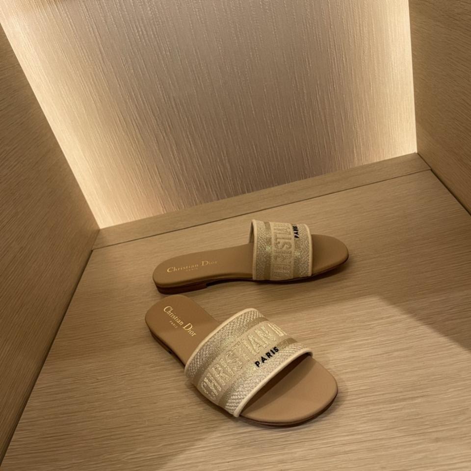 Dior Dway Slide
Deep Blue Embroidered Cotton KCQ166ERC_S56B Sao chép-duoc-ban-tai-HVIP Shoes & Clothes