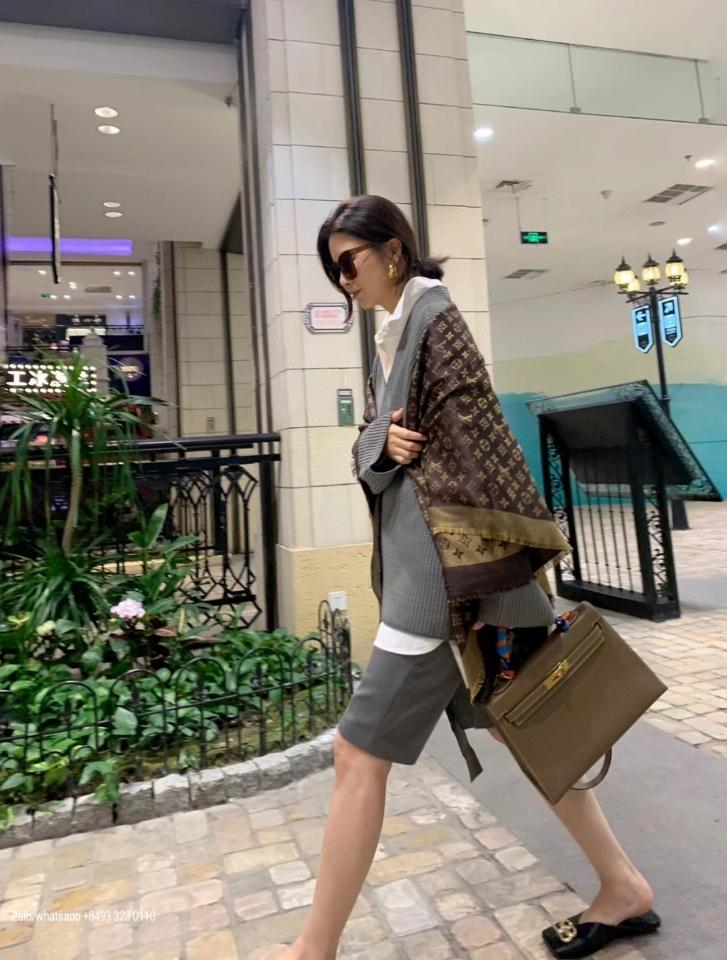 LOUIS VUITTON M75122
Monogram Shine Shawl brown K3-duoc-ban-tai-Hvip Bags & Accessories