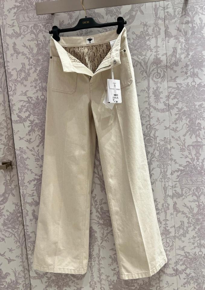 Dior Flared Jeans
Ecru Cotton Denim with Dior Oblique Interior 522P04A3050_X0200-duoc-ban-tai-HVIP Shoes & Clothes