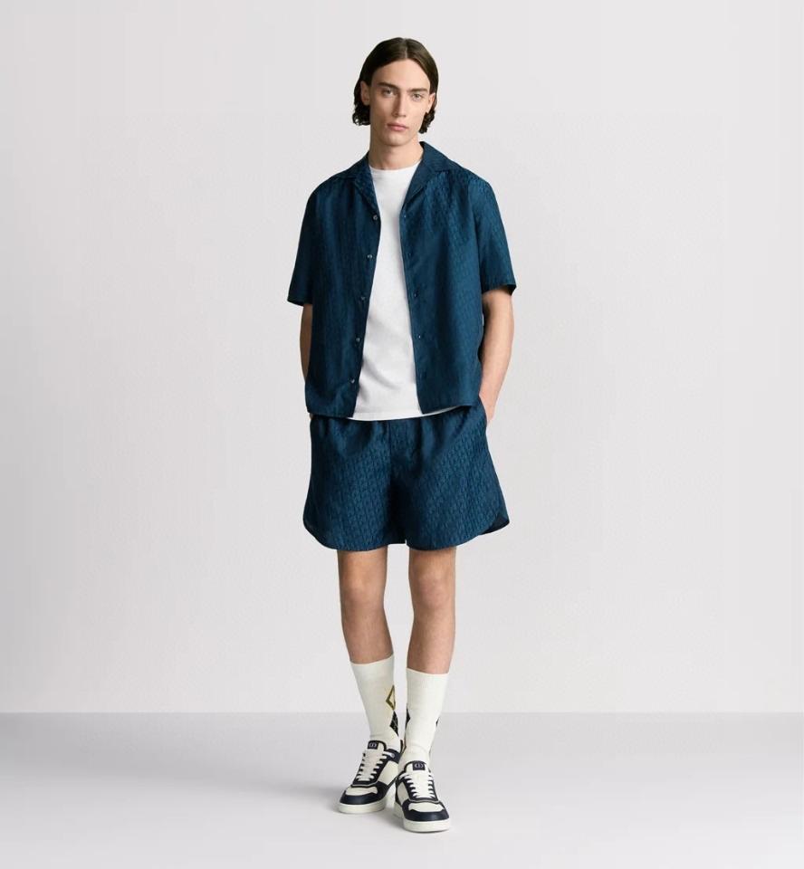 Dior Oblique Shorts
Navy Blue Silk and Cotton Jacquard
483C102A5231_C540-duoc-ban-tai-HVIP Shoes & Clothes