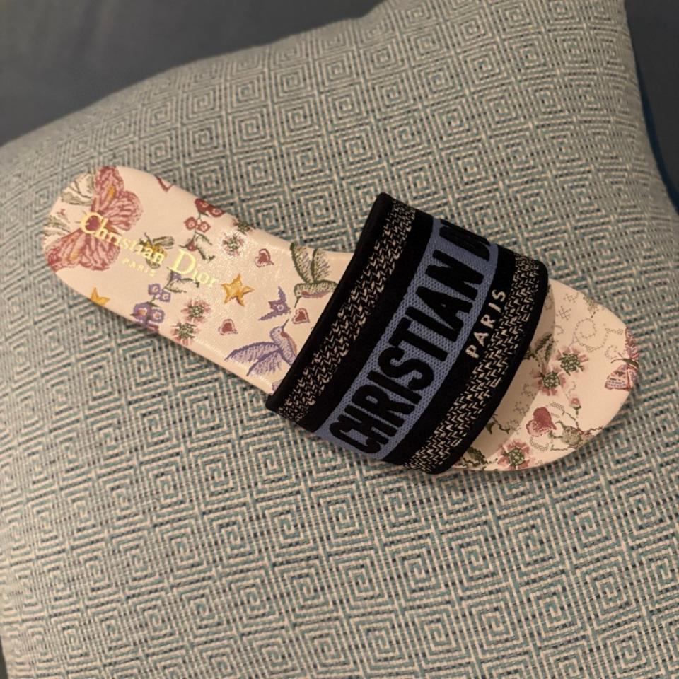 Dior Dway Slide 
Embroidered blue Cotton and White Multicolor Toile de Jouy Papillon Motif KCQ209ECT-duoc-ban-tai-HVIP Shoes & Clothes