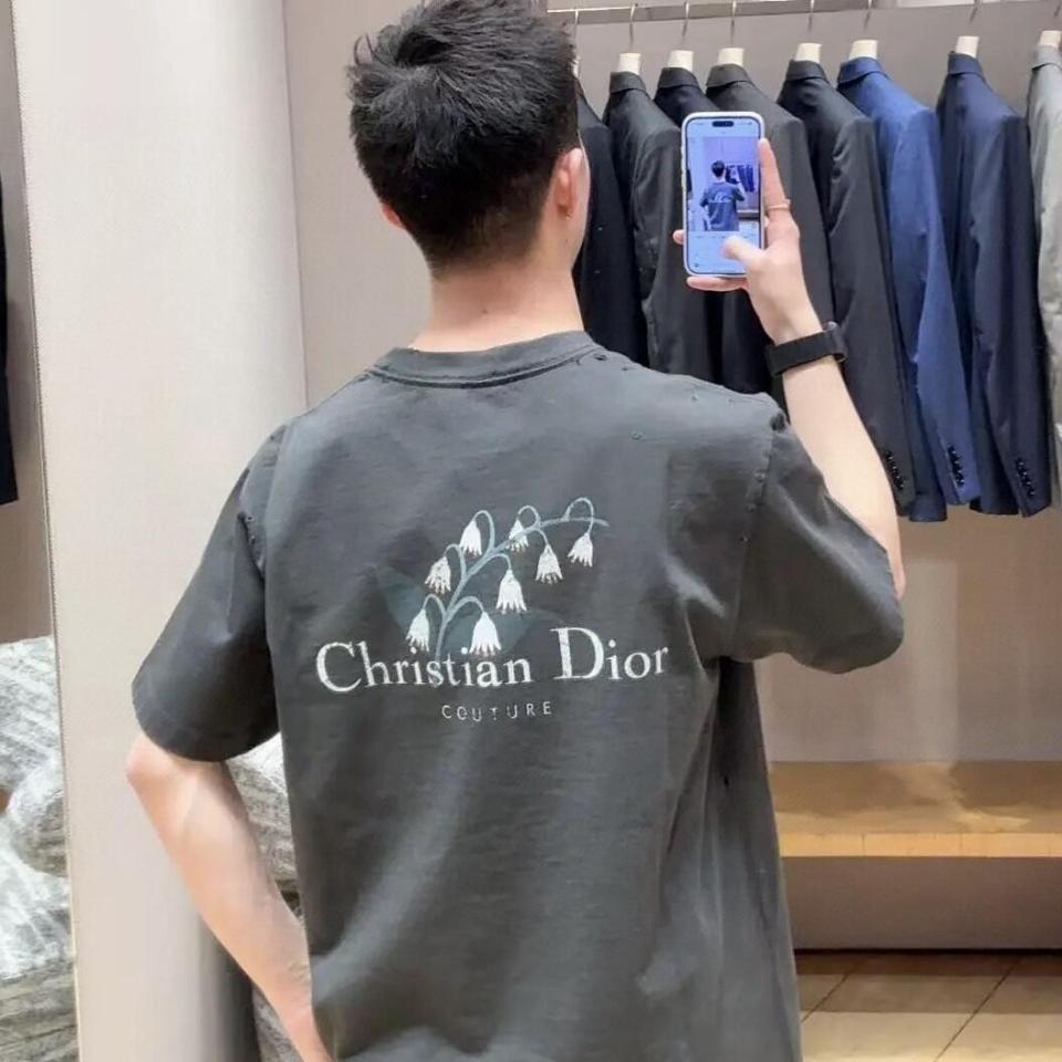 Christian Dior Couture Lily of the Valley T-Shirt, Relaxed Fit
Black Cotton Jersey
593J672B0554_C980-duoc-ban-tai-HVIP Shoes & Clothes