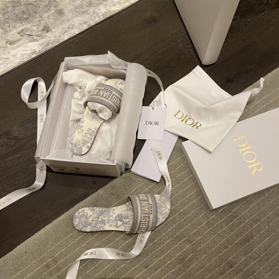 Dior Dway Slide
Gray Embroidered Cotton and Toile de Jouy Motif
 KCQ209TJE-duoc-ban-tai-HVIP Shoes & Clothes