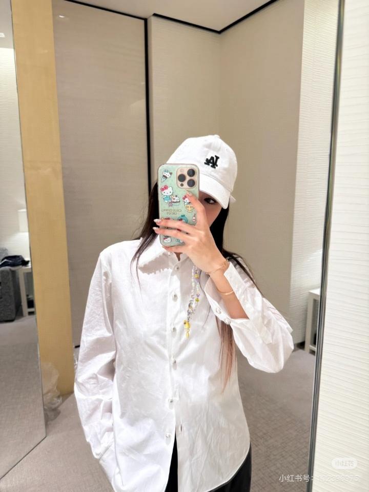 Chanel Blouse
 
Cotton Poplin & Imitation Pearls 
White P78988-V70860-00100-duoc-ban-tai-HVIP Shoes & Clothes