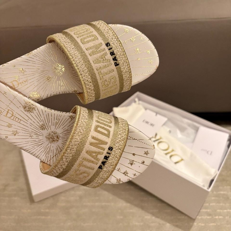 Dior Dway Slide 
Embroidered silver Cotton and White Multicolor Toile de Jouy Papillon Motif KCQ209ECT-duoc-ban-tai-HVIP Shoes & Clothes