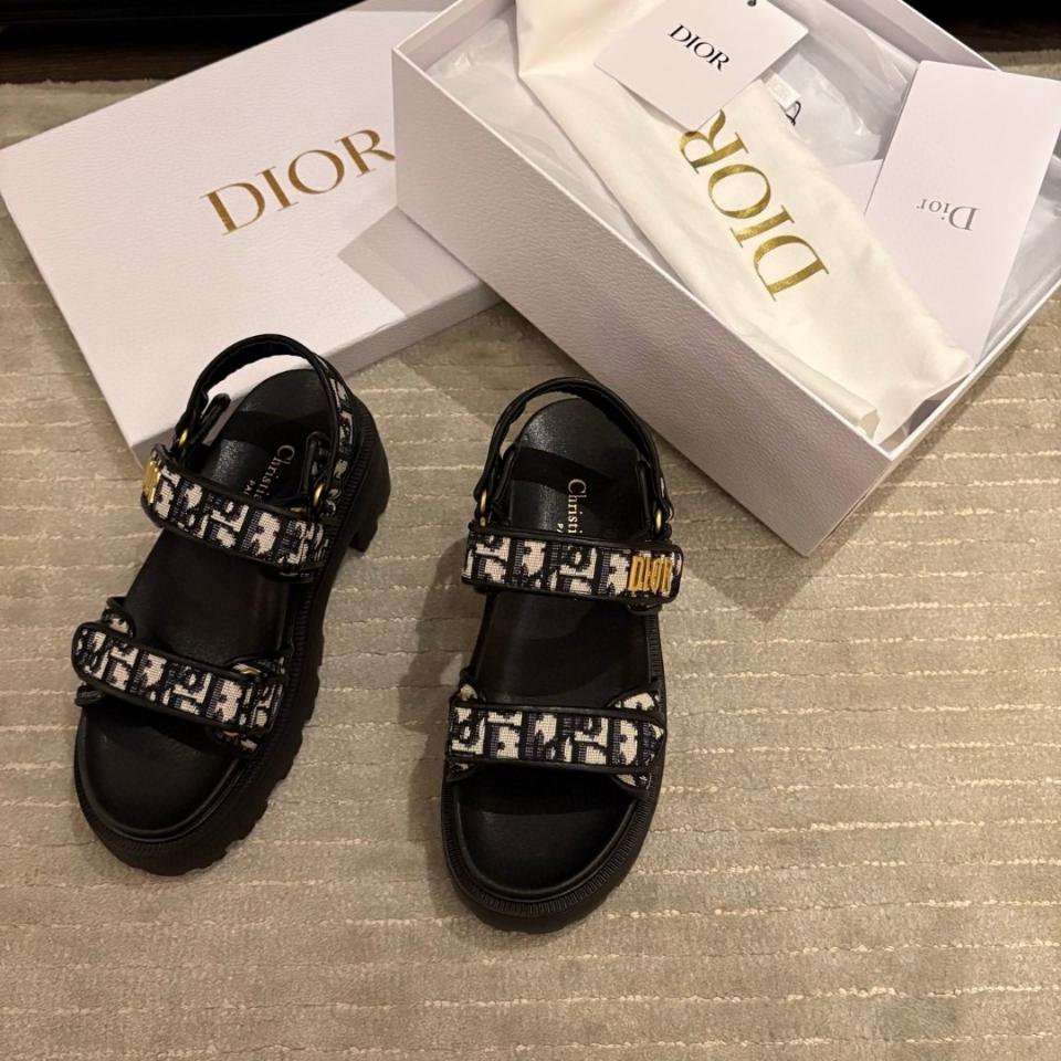 Dior Dioract Platform Sandal
Cotton Embroidered with Deep Blue Dior Oblique Motif
KCO058OLF_S10B-duoc-ban-tai-HVIP Shoes & Clothes