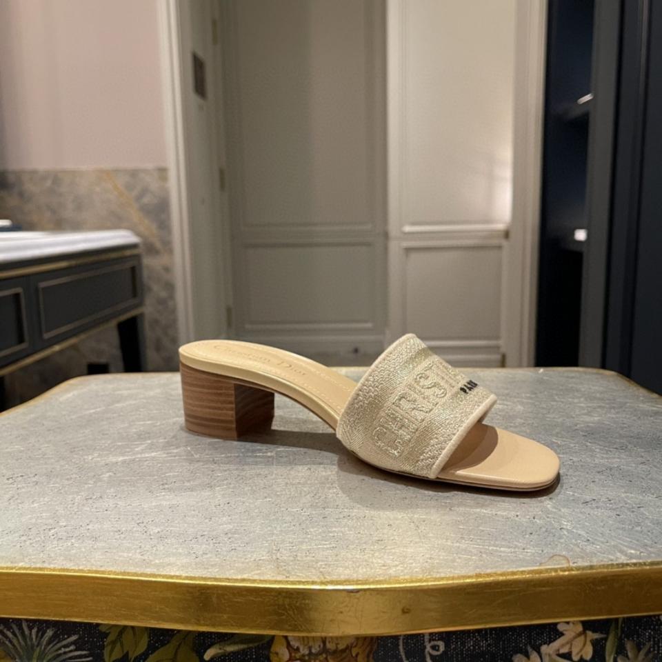 Dior Dway Heeled Slide
Nude Embroidered Cotton KCQ915ERC_S56B Sao chép-duoc-ban-tai-HVIP Shoes & Clothes