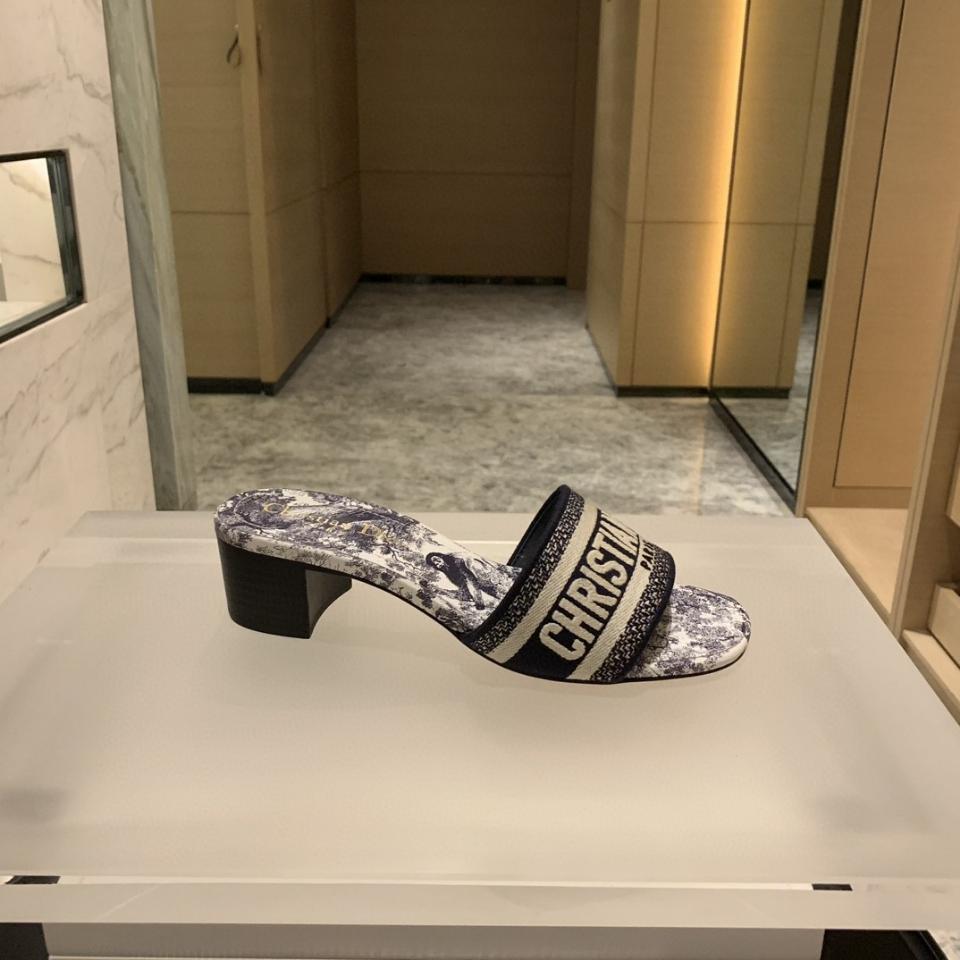Dior Dway Heeled Slide
Blue Embroidered Cotton and Toile de Jouy Sauvage Motif
KCQ902TJE -duoc-ban-tai-HVIP Shoes & Clothes