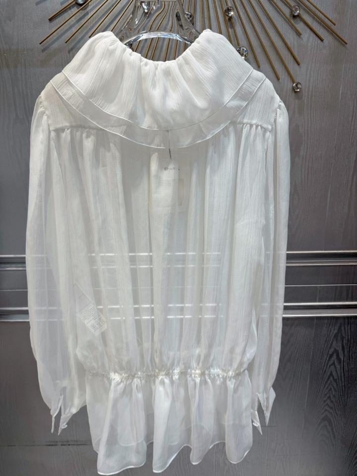 Chanel Blouse
 
Silk Muslin 
White
P79102-V64197-00100-duoc-ban-tai-HVIP Shoes & Clothes