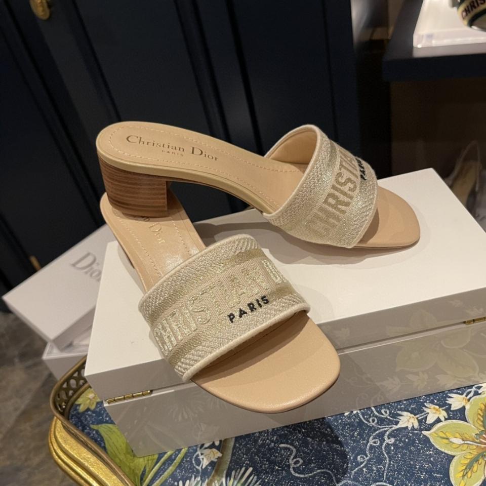 Dior Dway Heeled Slide
Nude Embroidered Cotton KCQ915ERC_S56B Sao chép-duoc-ban-tai-HVIP Shoes & Clothes