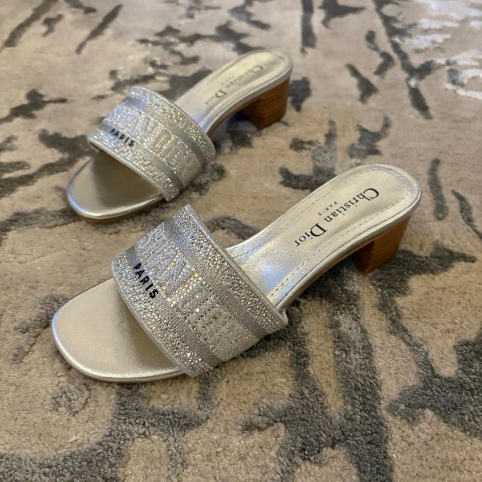 Dior Dway Heeled Slide
White Cotton Embroidered with Metallic Thread and white-Tone Strass
KCQ860CHS-duoc-ban-tai-HVIP Shoes & Clothes