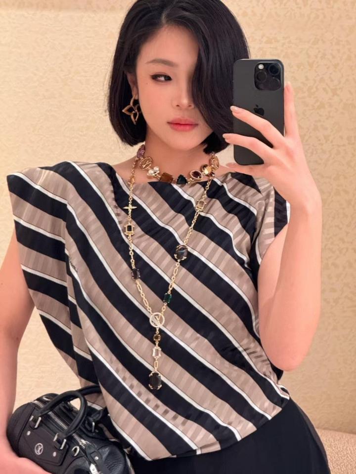 Louis Vuitton 1AHHKF
Fashion Show
Asymmetrical Striped Top-duoc-ban-tai-HVIP Shoes & Clothes