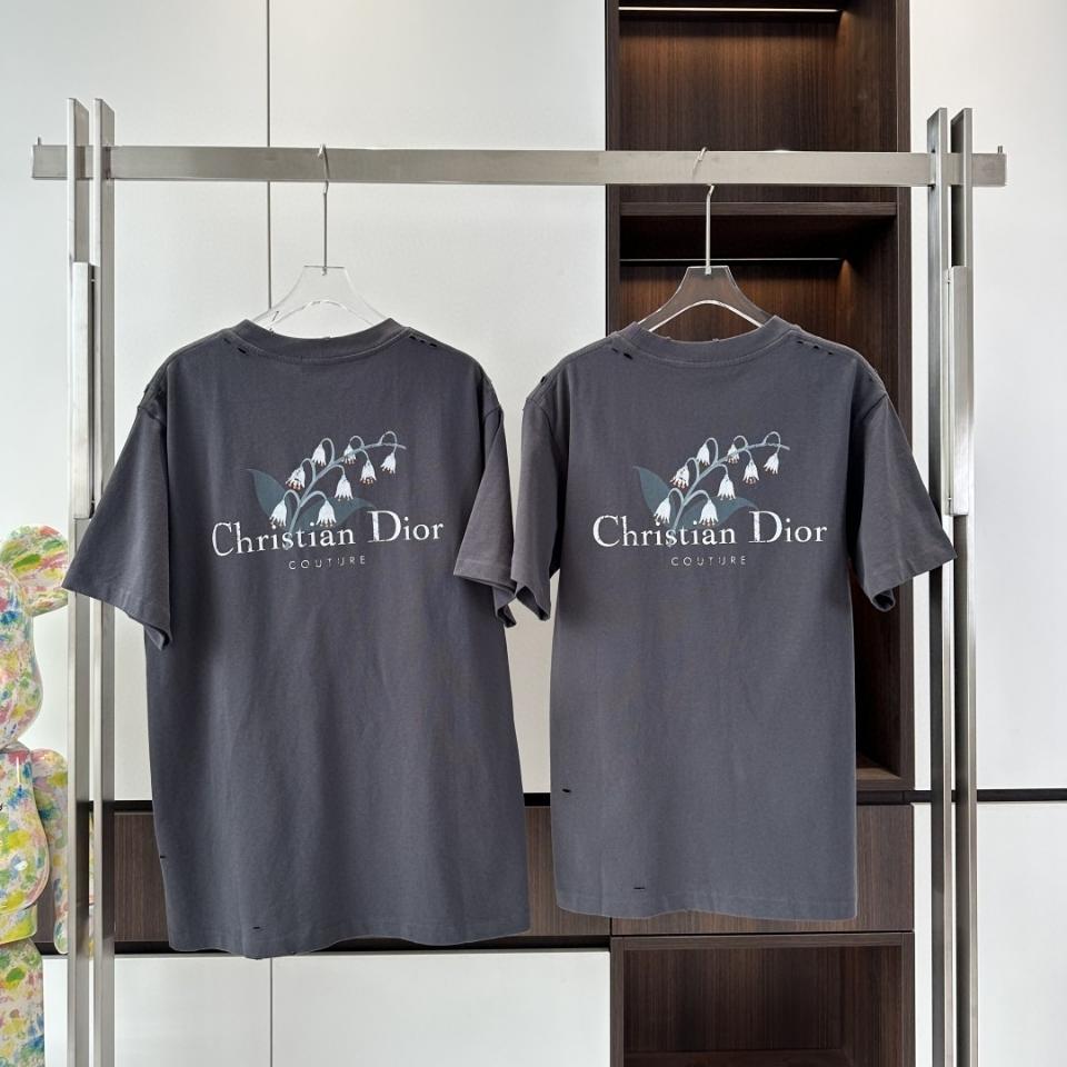 Christian Dior Couture Lily of the Valley T-Shirt, Relaxed Fit
Black Cotton Jersey
593J672B0554_C980 1-duoc-ban-tai-HVIP Shoes & Clothes
