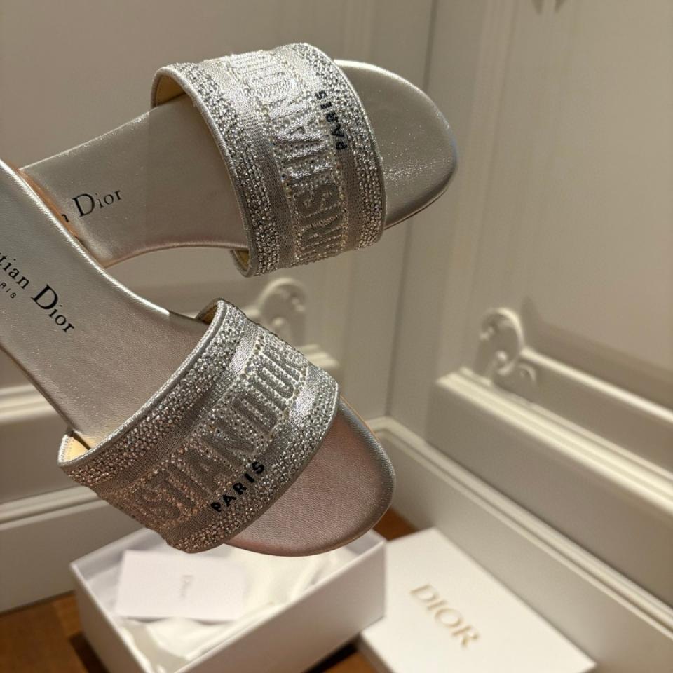 Dior Dway Slide
Cotton Embroidered with Metallic Thread and silver-Tone Strass KCQ209LCS-duoc-ban-tai-HVIP Shoes & Clothes