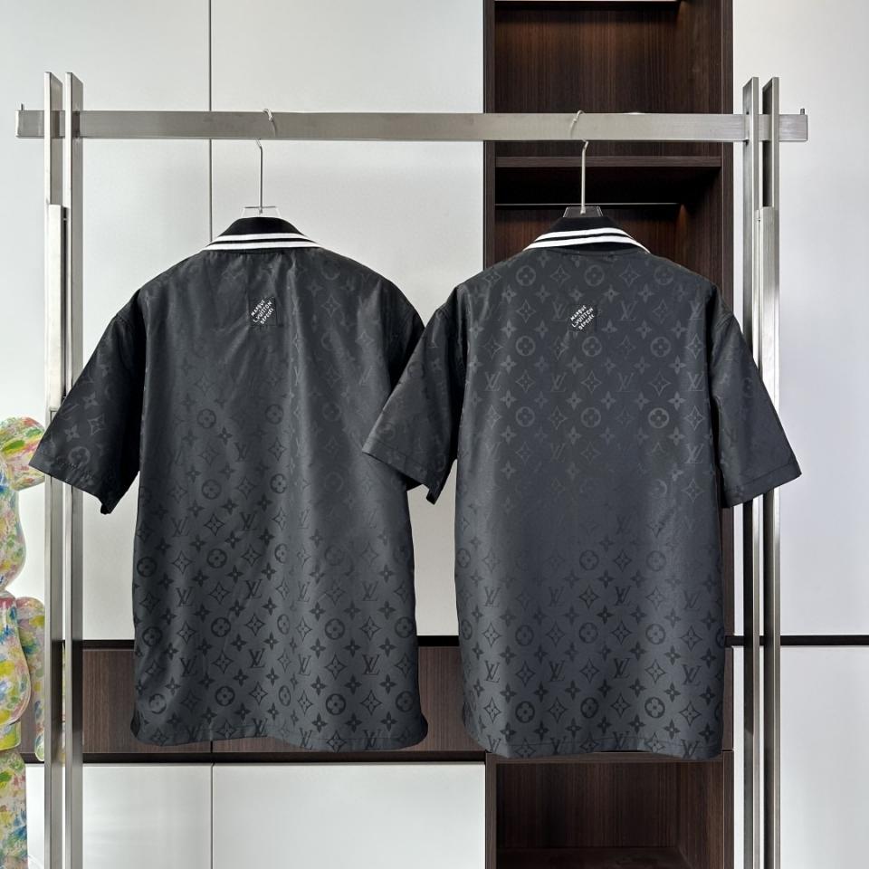 Louis Vuitton 1AGTP1
Monogram Moire Jacquard Short-Sleeved Silk Shirt .-duoc-ban-tai-HVIP Shoes & Clothes