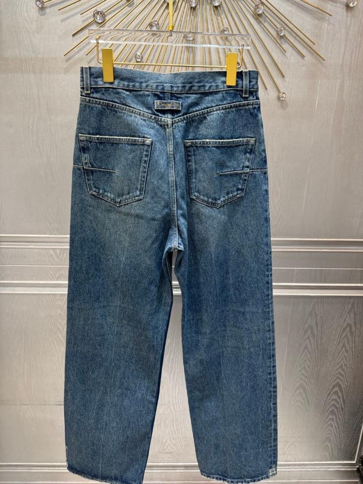 Dior Flared Jeans
Blue Stonewashed Cotton Denim
522P91A3046_X5408-duoc-ban-tai-HVIP Shoes & Clothes