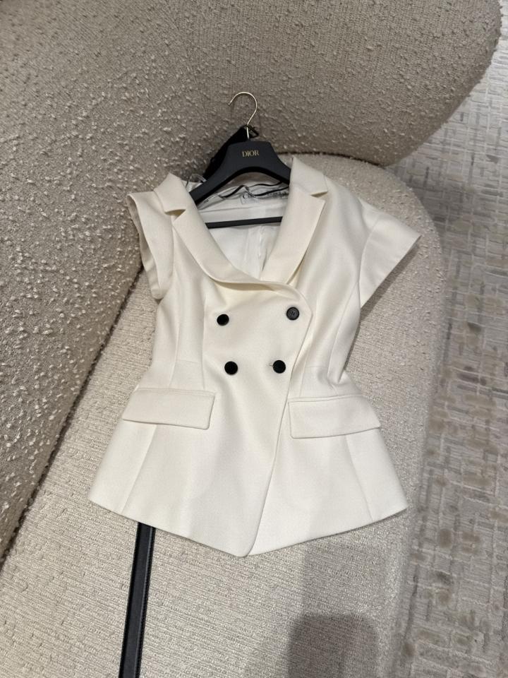 Dior Asymmetric Short-Sleeved Jacket with Belt
White Silk and Cotton Faille
521V80A7050_X9000-duoc-ban-tai-HVIP Shoes & Clothes