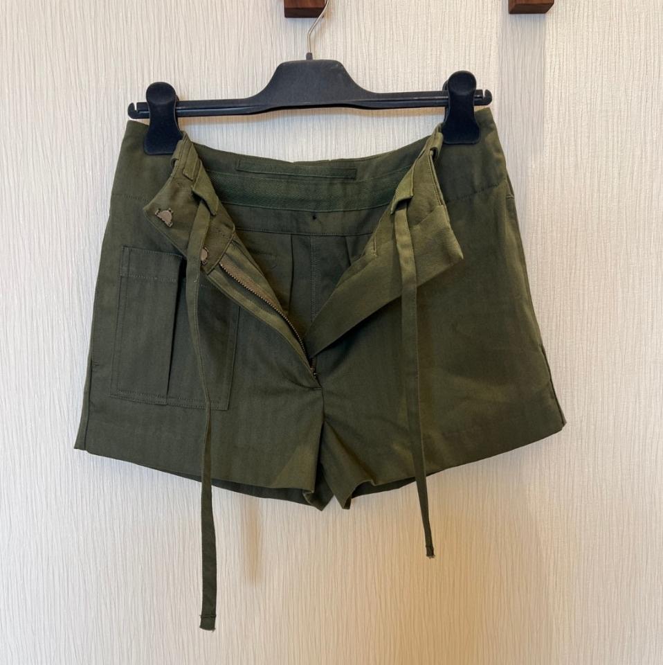 Prada
chevron shorts in khaki green-duoc-ban-tai-HVIP Shoes & Clothes