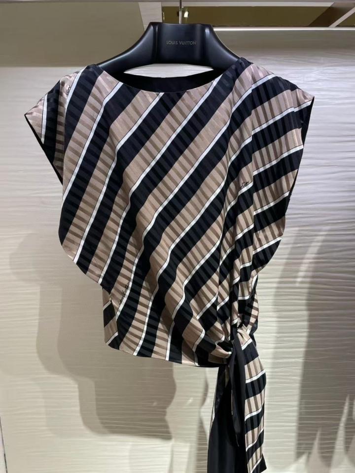 Louis Vuitton 1AHHKF
Fashion Show
Asymmetrical Striped Top-duoc-ban-tai-HVIP Shoes & Clothes