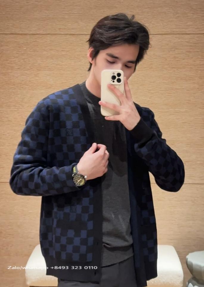 Louis Vuitton 1AFJRX

Wool Cardigan

Tur-duoc-ban-tai-Hvip Bags & Accessories