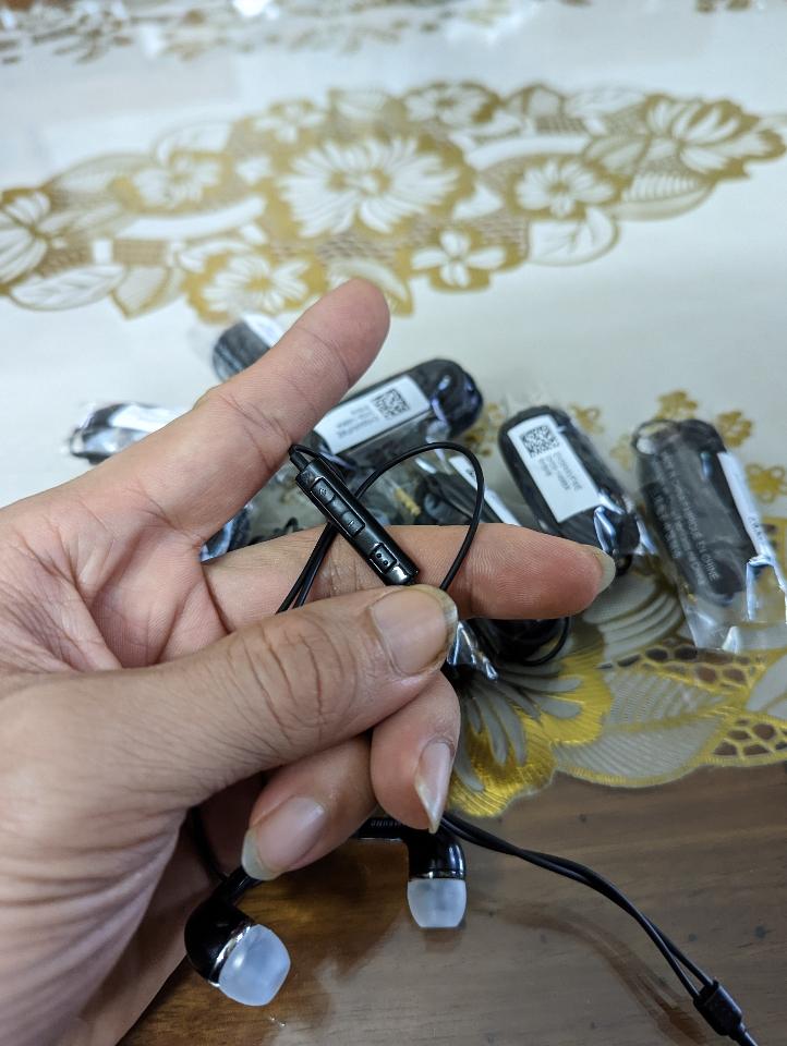 Tai nghe Samsung Galaxy A70-duoc-ban-tai-MY MOBILE