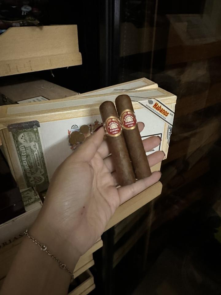 H. Upmann Half Corona-duoc-ban-tai-Thành Long Cigar