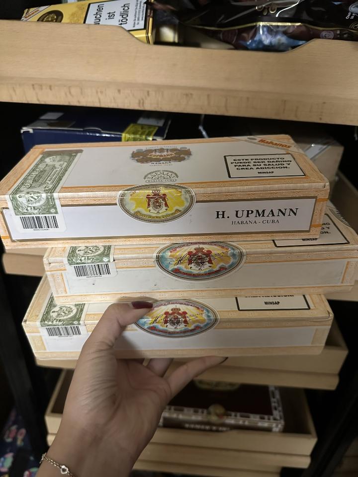 H. Upmann Half Corona-duoc-ban-tai-Thành Long Cigar