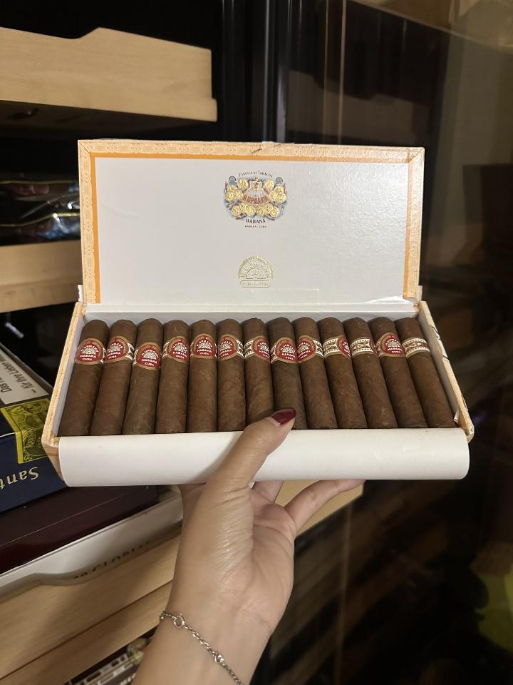 H. Upmann Half Corona-duoc-ban-tai-Thành Long Cigar